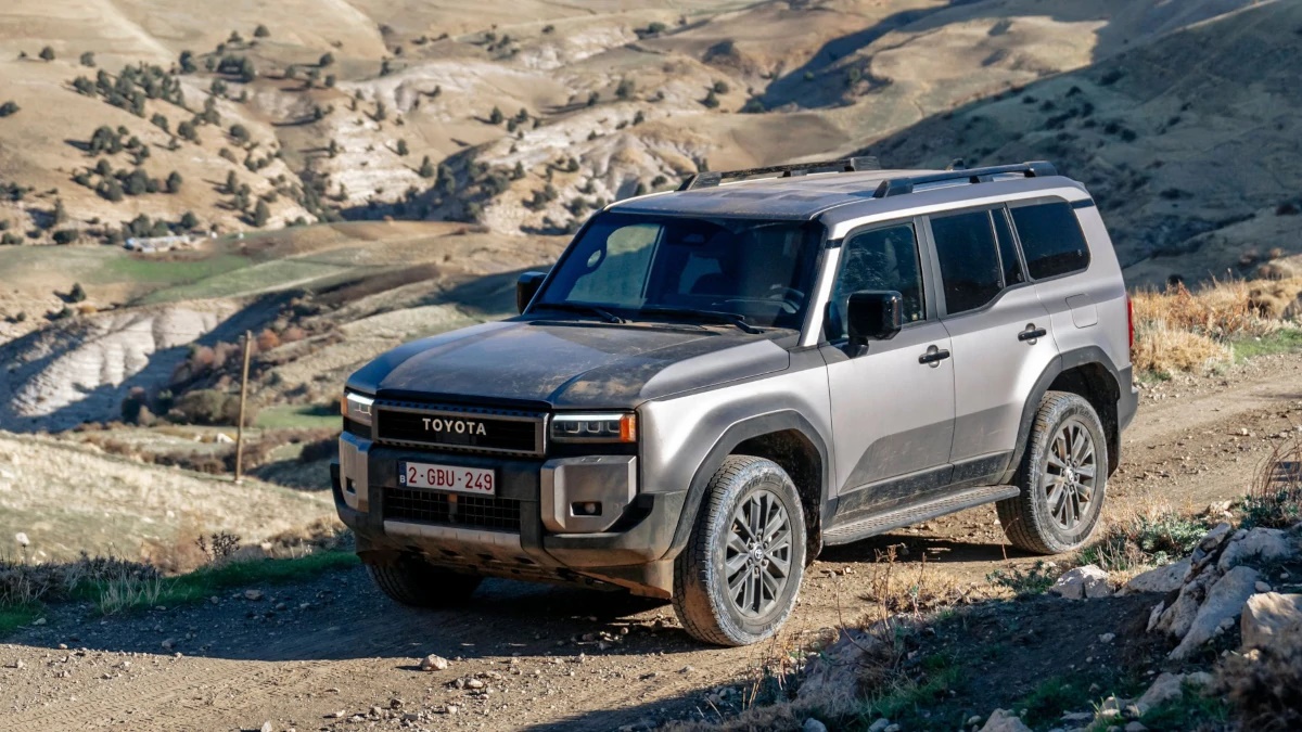 Toyota Land Cruiser sắp có phiên bản hybrid cắm sạc: Dự kiến mạnh hơn hẳn hiện tại, song có thể đánh đổi mất hàng ghế thứ ba, cốp nhỏ hơn- Ảnh 4.