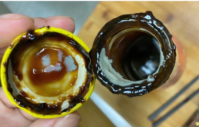 Nên mua dầu hào chai bóng, thay vì chai thủy tinh sẽ đảm bảo an toàn thực phẩm hơn. Ảnh: CCTV