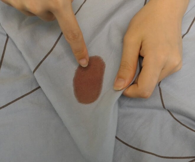 Giặt vết máu trên ga giường dùng nước nóng hay bột giặt đều sai bét, làm thế này sạch bong không còn dấu vết - 1