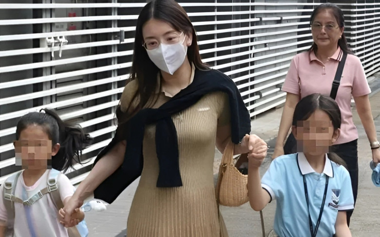 Phương Viện bầu bí vẫn đích thân đưa 2 cô con gái đến trường.