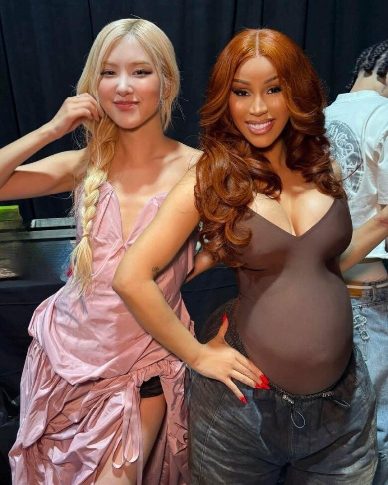 Cardi B bầu vẫn cực slay, đọ sắc búp bê Kbiz.