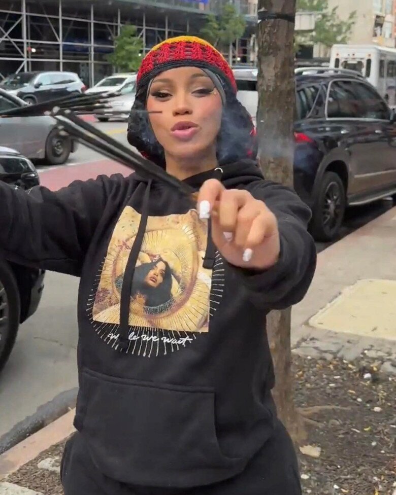 Người đẹp amp;#34;siêu vòng 1amp;#34; từng tiêu 78 tỷ/tháng nay mang bầu lần 4, ngồi vỉa hè bán hàng mưu sinh - 4