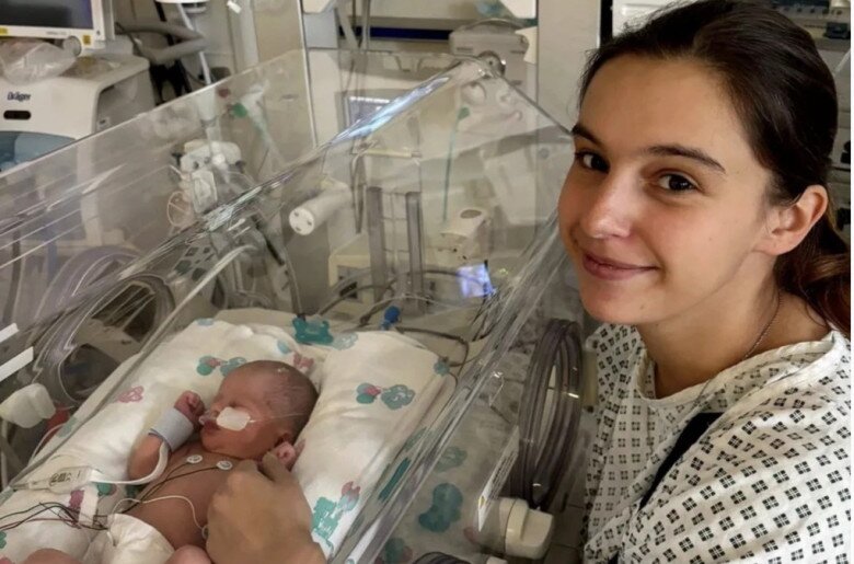 Cô gái hạnh phúc với thiên thần nhỏ đáng yêu.