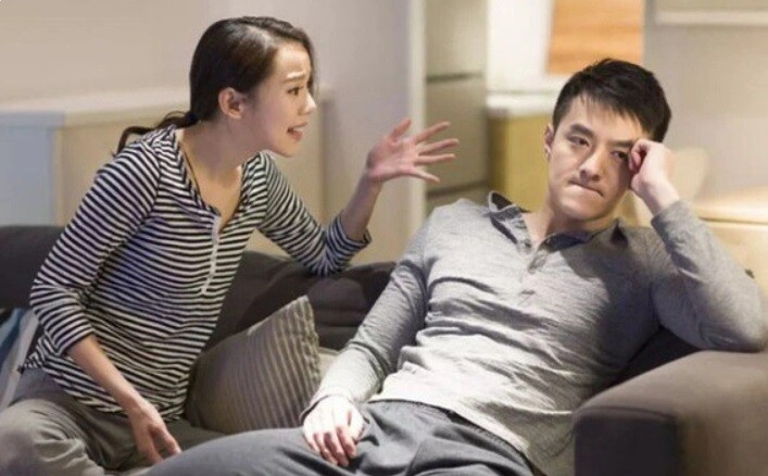 Nghe vợ nói, chồng tức giận tối mặt lại nhưng chẳng làm gì được vợ. (Ảnh minh họa)