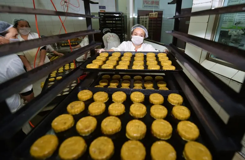 Một cơ sở làm bánh Trung thu ở Trung Quốc. Ảnh: World Journal