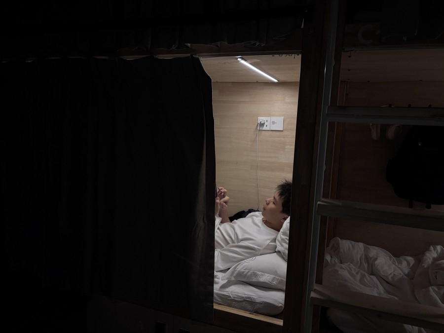 Một người trẻ ở trong nhà trọ thanh niên tại Thượng Hải, tháng 8/2025. Ảnh: Thinkchina