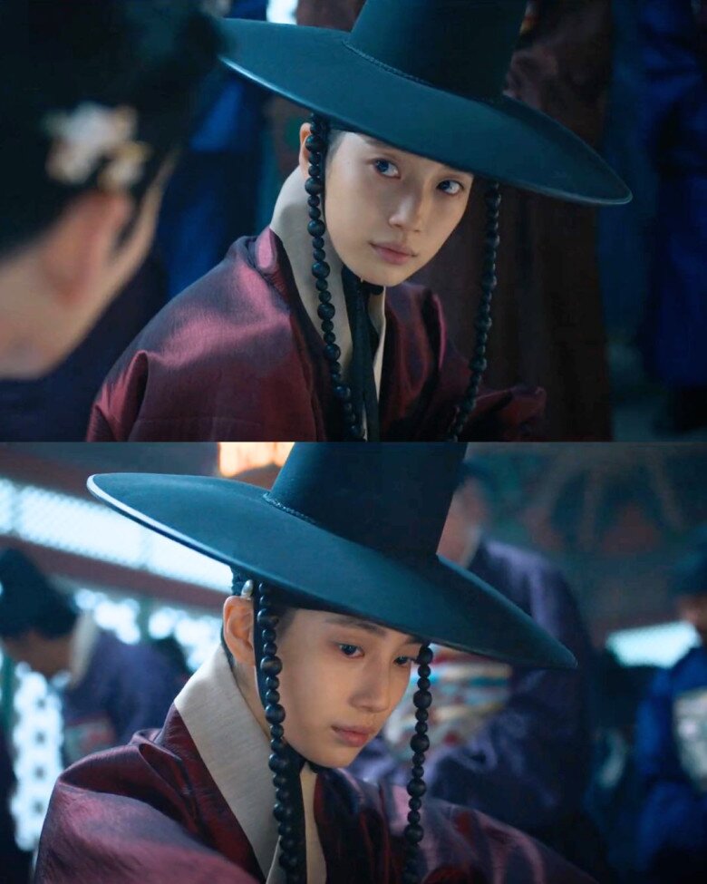 Người xem còn được thấy một Suzy “xinh trai” khi biến hoá thành vị quan ở triều đại Joseon.