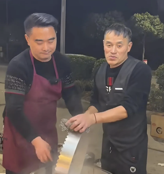 Ông Chen Yichao và người bạn thân Gan Biao tối làm việc tại một quán nướng ở Lân Thủy, tỉnh Tứ Xuyên, còn ngày đi tìm người thất lạc miễn phí. Ảnh: QQ