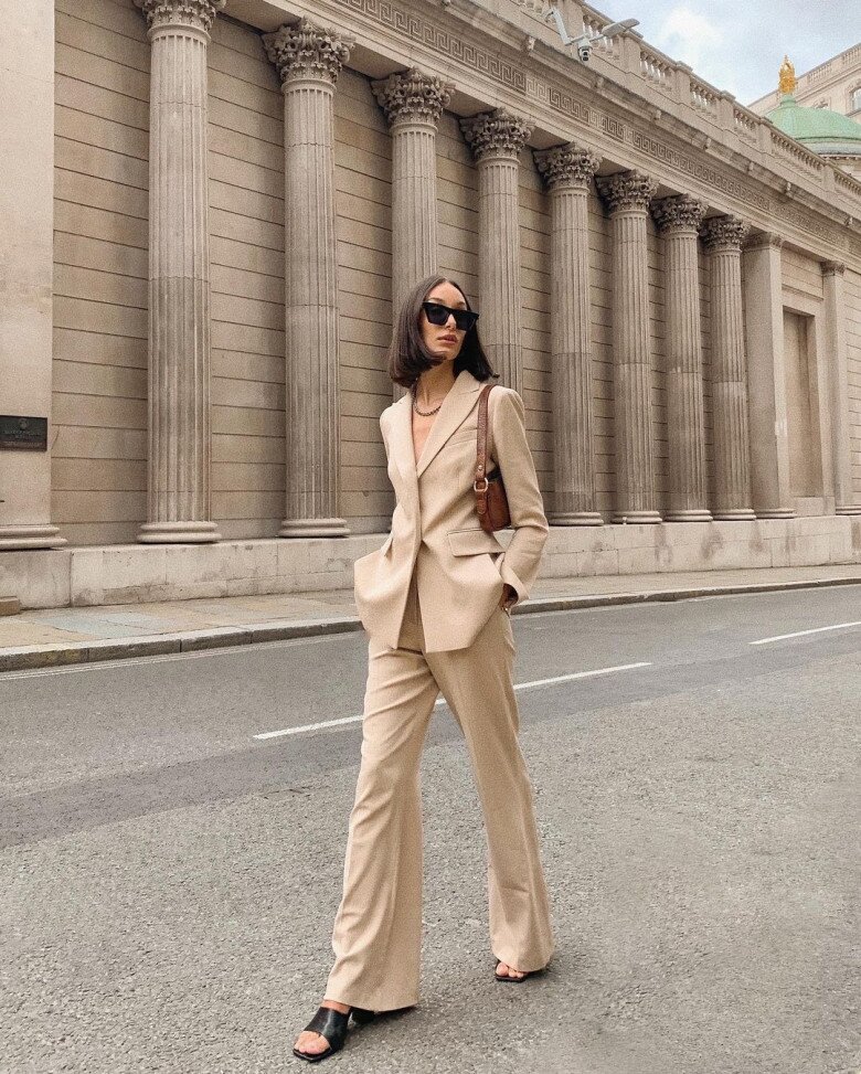 Bộ suit beige dáng suông được cắt may chuẩn mực, tôn dáng người mặc với vẻ tự tin và sang trọng cho ngày đầu tuần. Chiếc áo blazer cài khuy cùng quần ống đứng tạo nên đường nét dứt khoát, mạnh mẽ, nhưng không hề cứng nhắc nhờ chất liệu mềm rũ.
