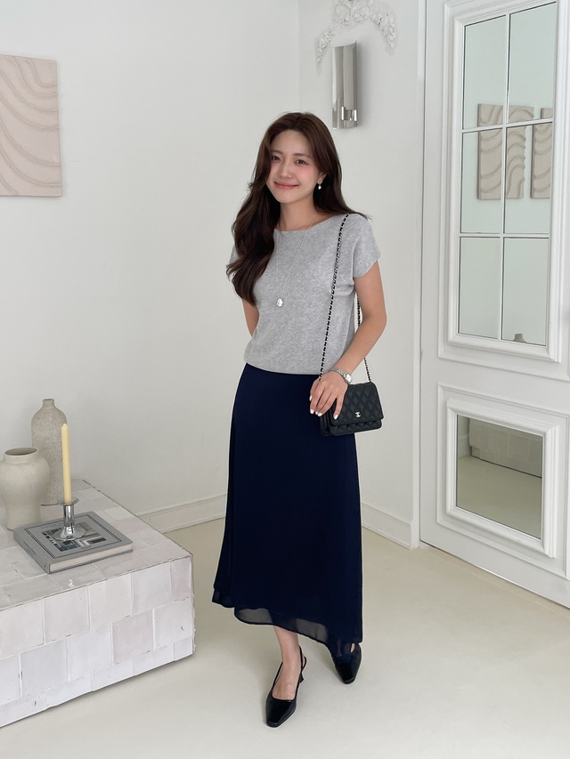 Chân váy suông là item “dễ tính” nhất mùa thu, vừa thoải mái vừa tôn dáng. Dáng váy suông nhẹ giúp đôi chân trông thon hơn mà vẫn giữ nét thanh lịch. Mix cùng áo len tăm, cardigan hoặc sơ mi, bạn sẽ có set đồ vừa công sở vừa thời trang.