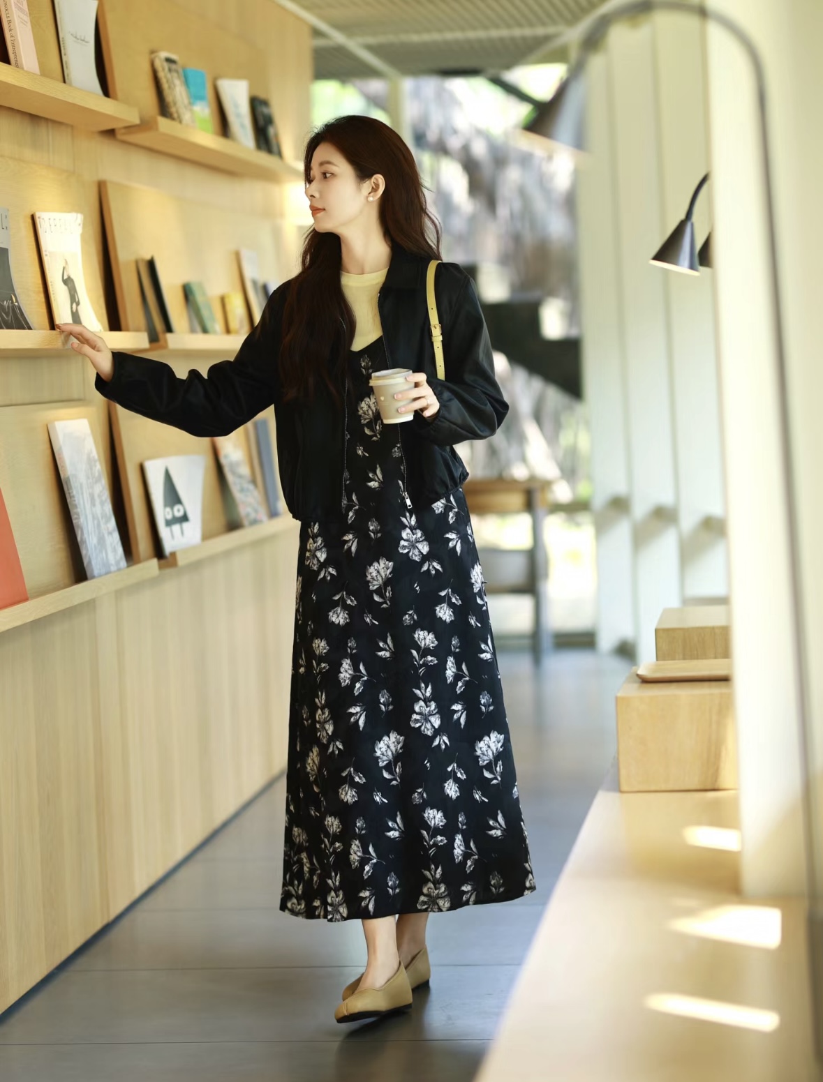 Váy hoa dài mang nét nữ tính, mềm mại đặc trưng của mùa thu. Họa tiết hoa nhí hoặc pastel nhẹ nhàng giúp nàng thêm phần lãng mạn. Phối cùng cardigan, giày búp bê hoặc boots thấp cổ, set đồ này khiến bạn hóa “nàng thơ” dịu dàng giữa tiết trời se lạnh.