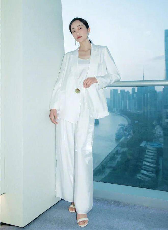 3 tuyệt chiêu mặc đồ giấu bụng cực đỉnh, chị em diện vào lập tức như giảm đi 5kg dù diện đồ mỏng hay dày - 1