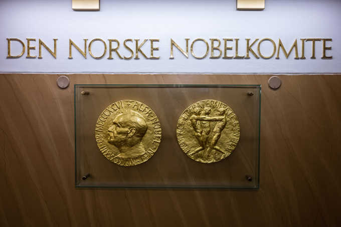 Mô hình huy chương Nobel Hòa bình trưng bày tại Viện Nobel Na Uy, Oslo tháng 9/2024. Ảnh: AFP