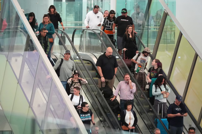 Hành khách Mỹ xuống thang cuốn sau khi qua cửa kiểm soát an ninh ở sân bay Denver, ngày 2/10. Ảnh: AP