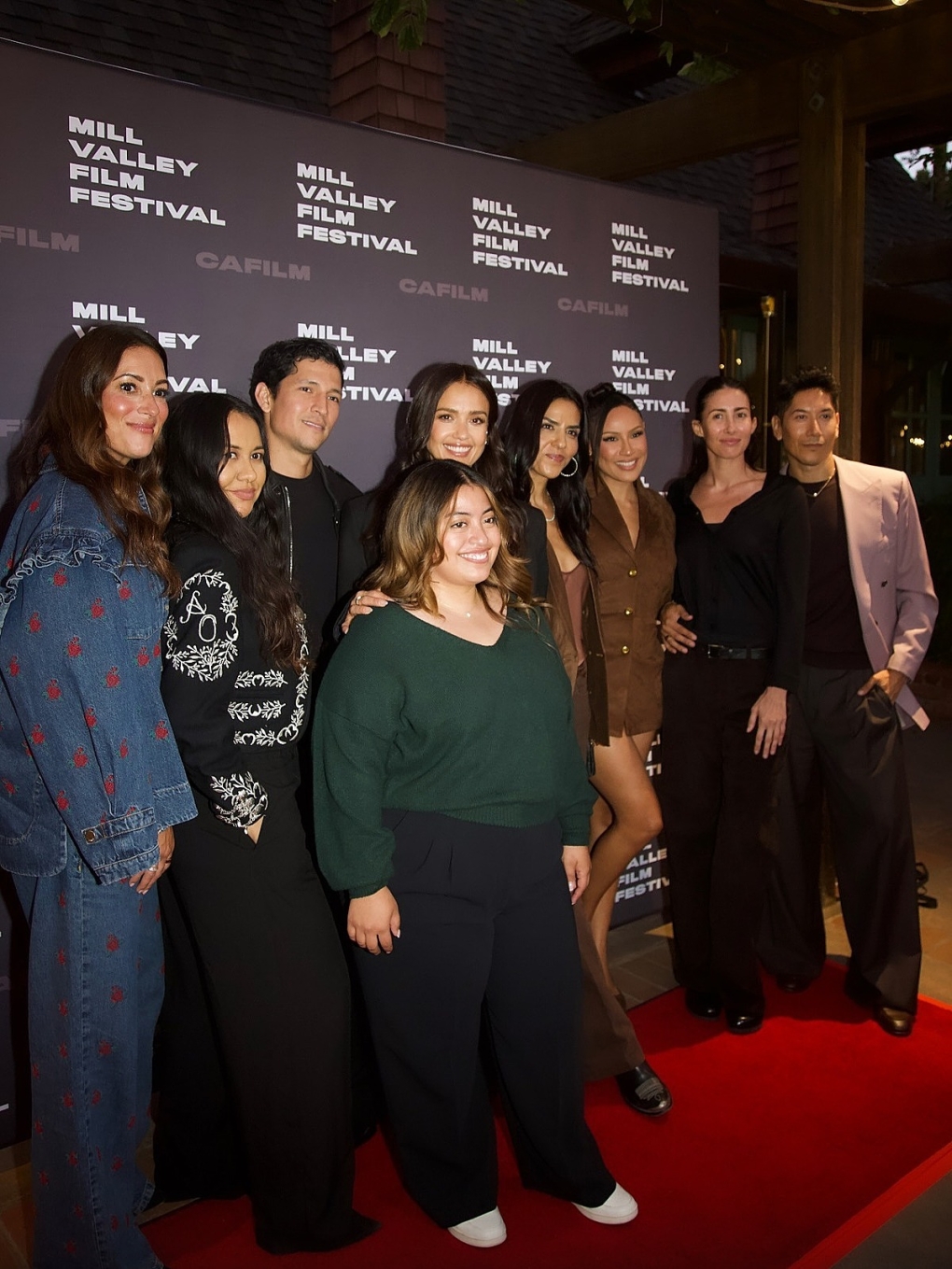 Jessica Alba (hàng sau, thứ tư từ trái qua) đứng cạnh bạn trai trên thảm đỏ Liên hoan phim Mill Valley. Ảnh: Instagram/ Jessica Alba