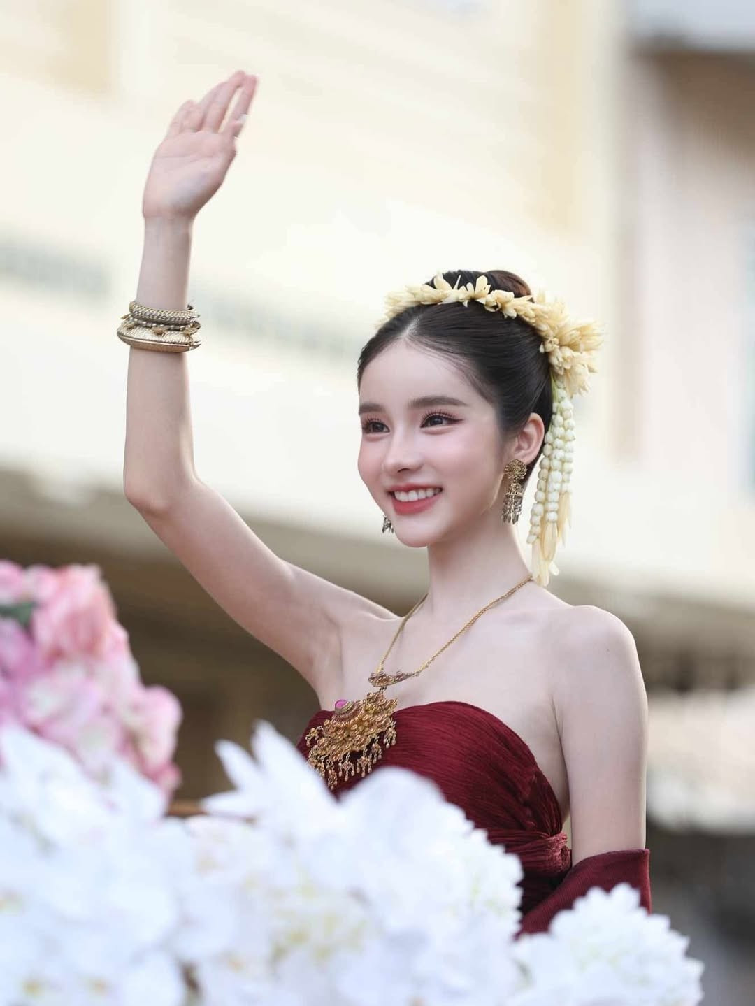 Danh tính cô gái xinh đẹp khiến dân mạng amp;#34;đứng hìnhamp;#34; trong lễ hội ở Thái Lan - 1