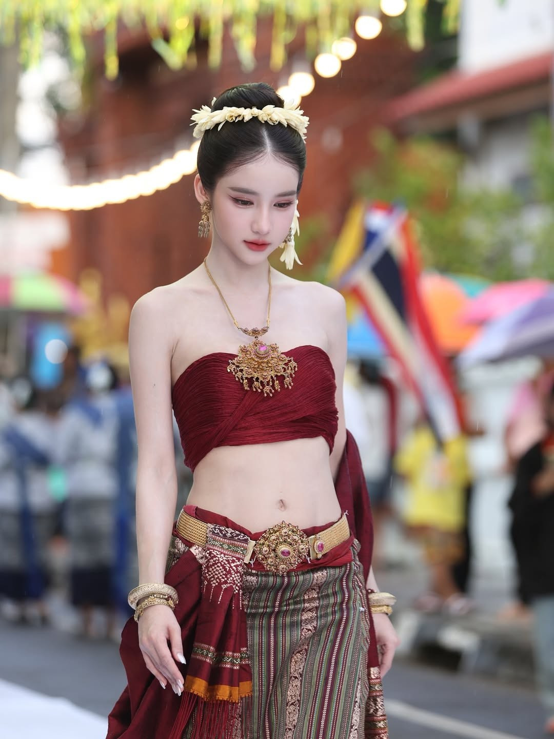 Danh tính cô gái xinh đẹp khiến dân mạng amp;#34;đứng hìnhamp;#34; trong lễ hội ở Thái Lan - 5