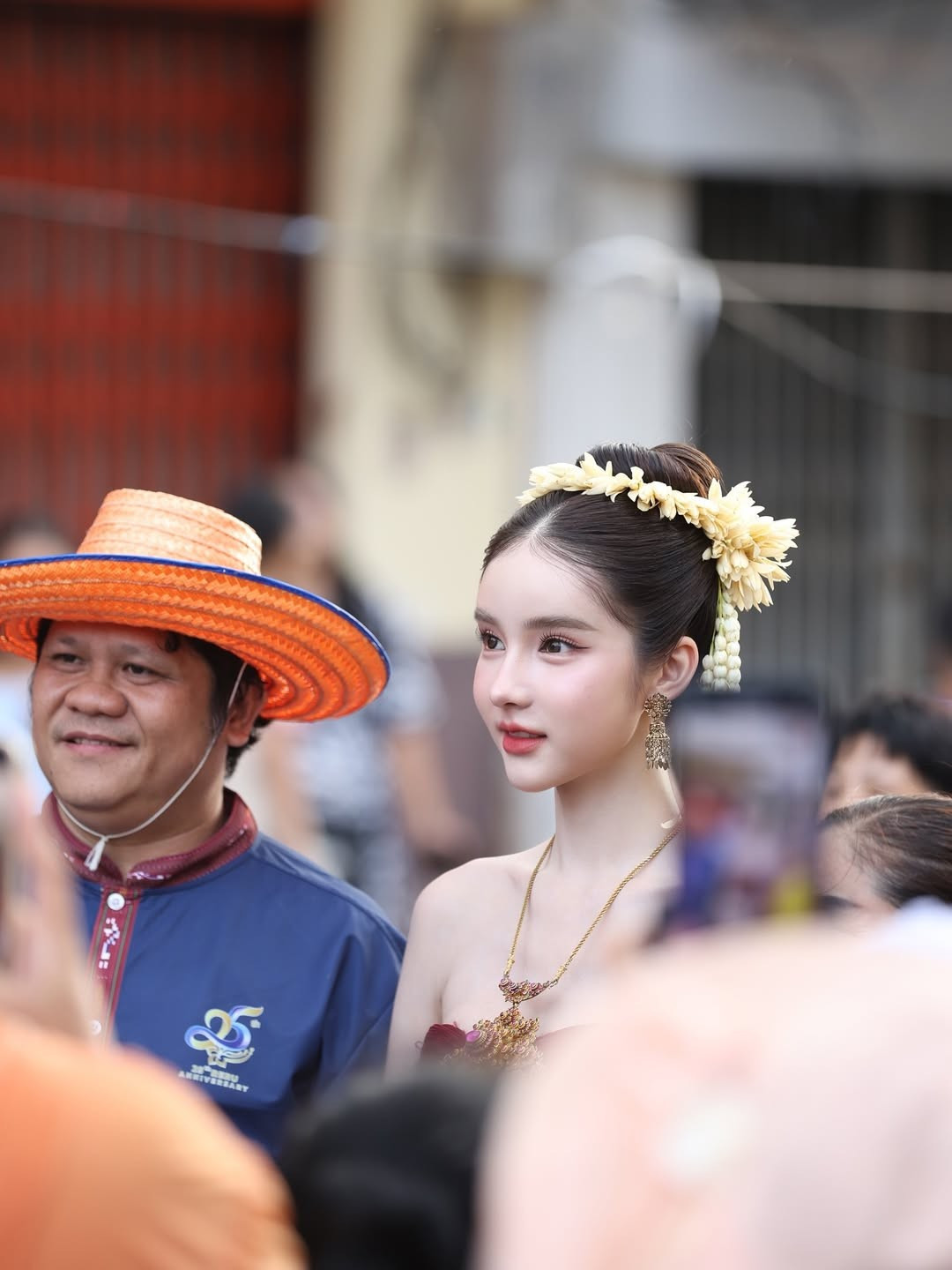 Danh tính cô gái xinh đẹp khiến dân mạng amp;#34;đứng hìnhamp;#34; trong lễ hội ở Thái Lan - 6