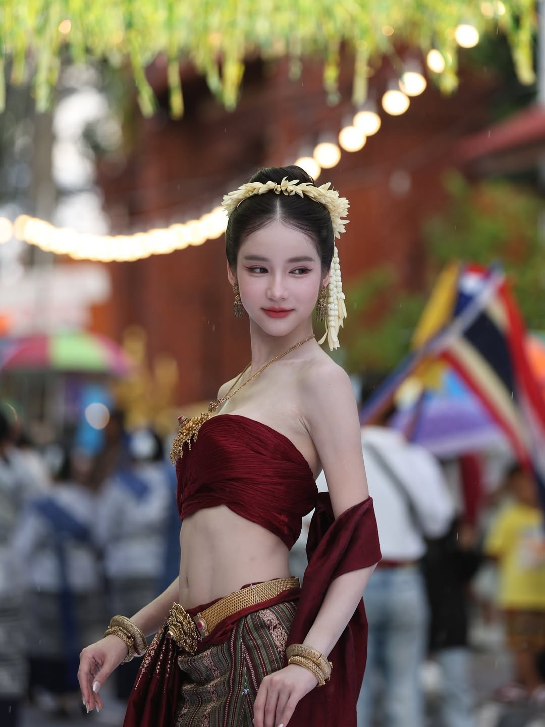 Danh tính cô gái xinh đẹp khiến dân mạng amp;#34;đứng hìnhamp;#34; trong lễ hội ở Thái Lan - 8