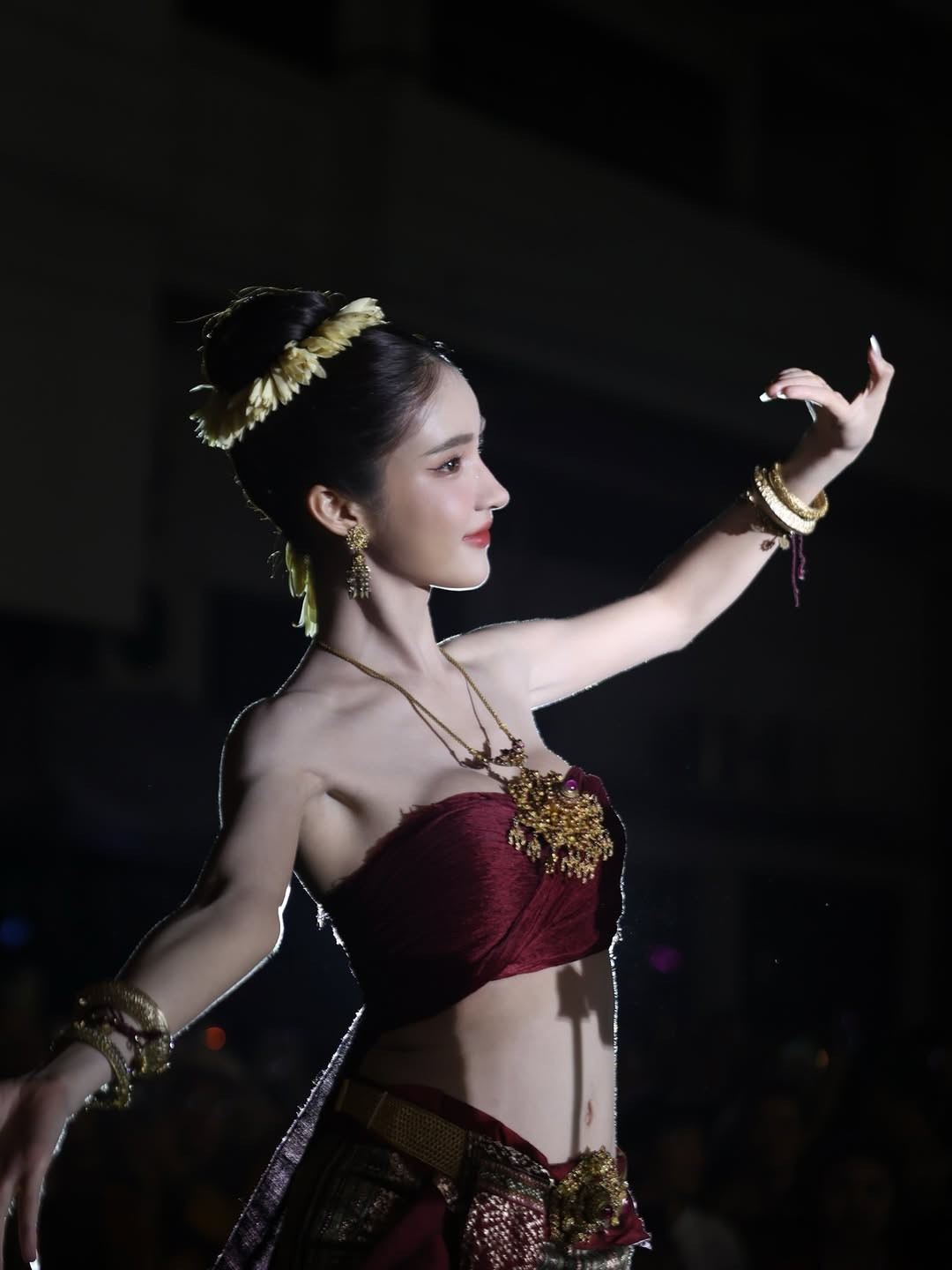 Danh tính cô gái xinh đẹp khiến dân mạng amp;#34;đứng hìnhamp;#34; trong lễ hội ở Thái Lan - 9