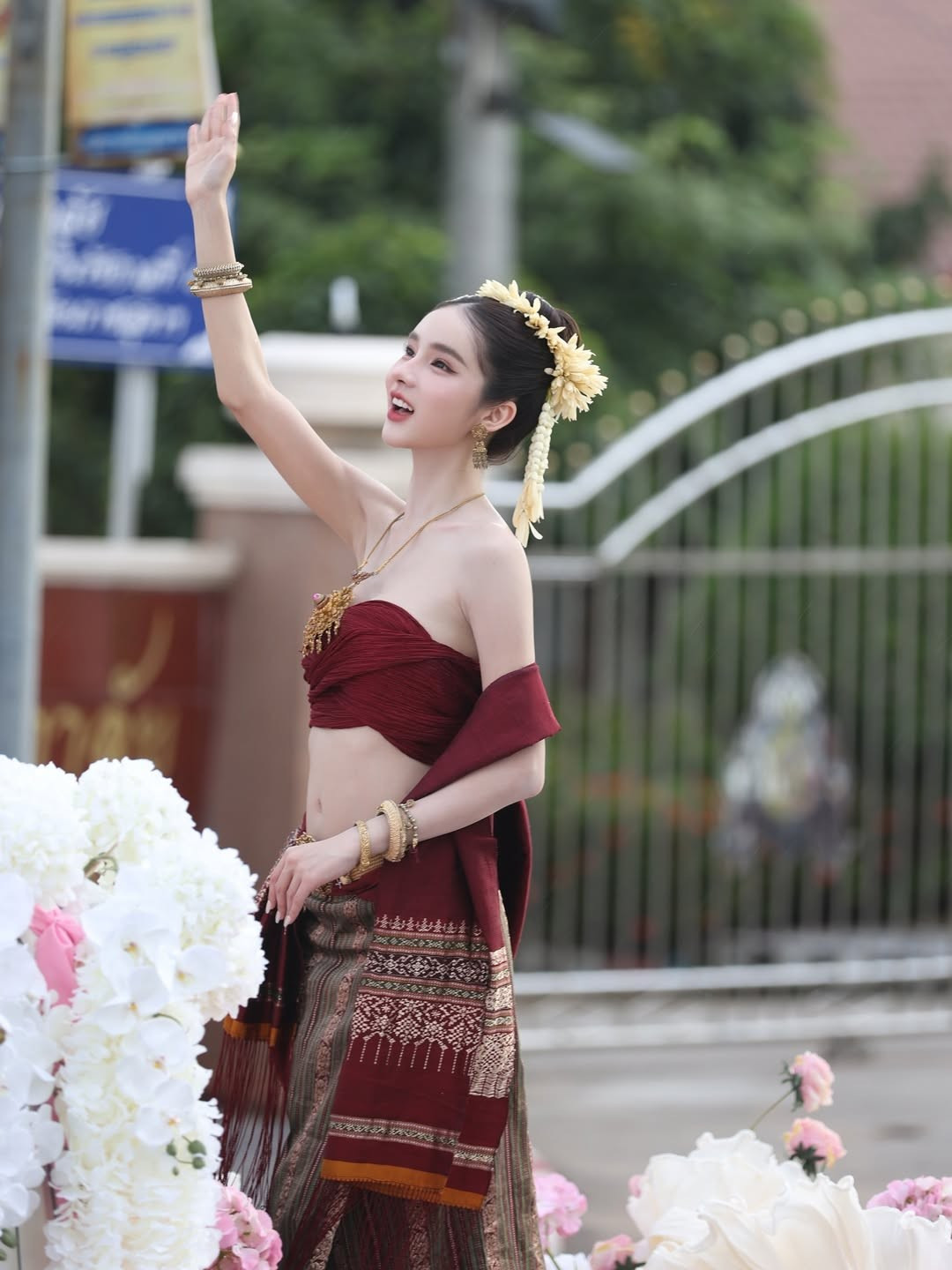 Danh tính cô gái xinh đẹp khiến dân mạng amp;#34;đứng hìnhamp;#34; trong lễ hội ở Thái Lan - 10