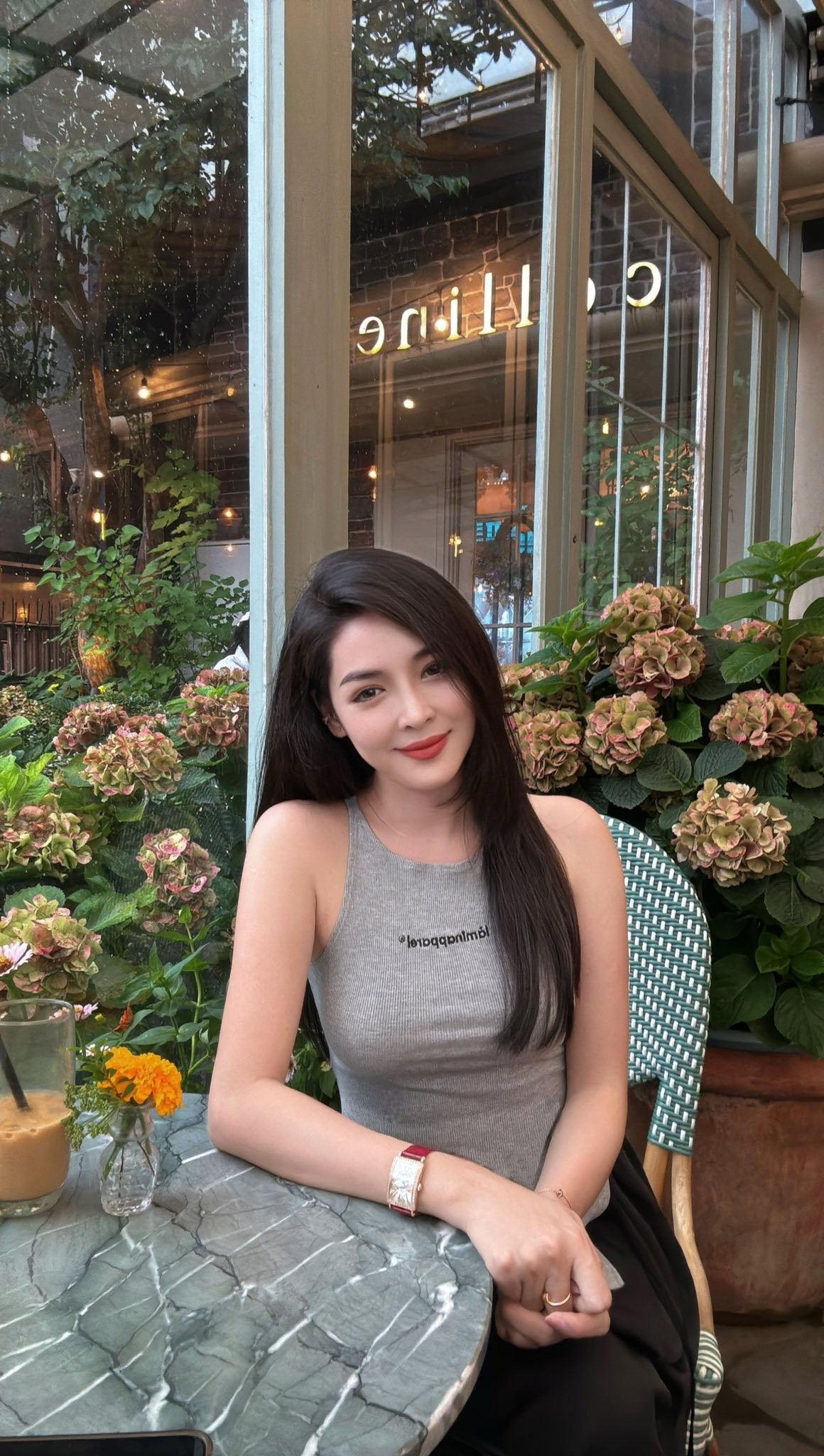 Kết quả sau khi đập mặt xây lại là một diện mạo hoàn toàn mới: gương mặt cân đối, các đường nét hài hòa, thanh tú, cùng thần thái tươi tắn và tự tin. Màn lột xác ngoạn mục này đã giúp cô được mệnh danh là siêu phẩm thẩm mỹ Nam Định. (Ảnh: FBNV)