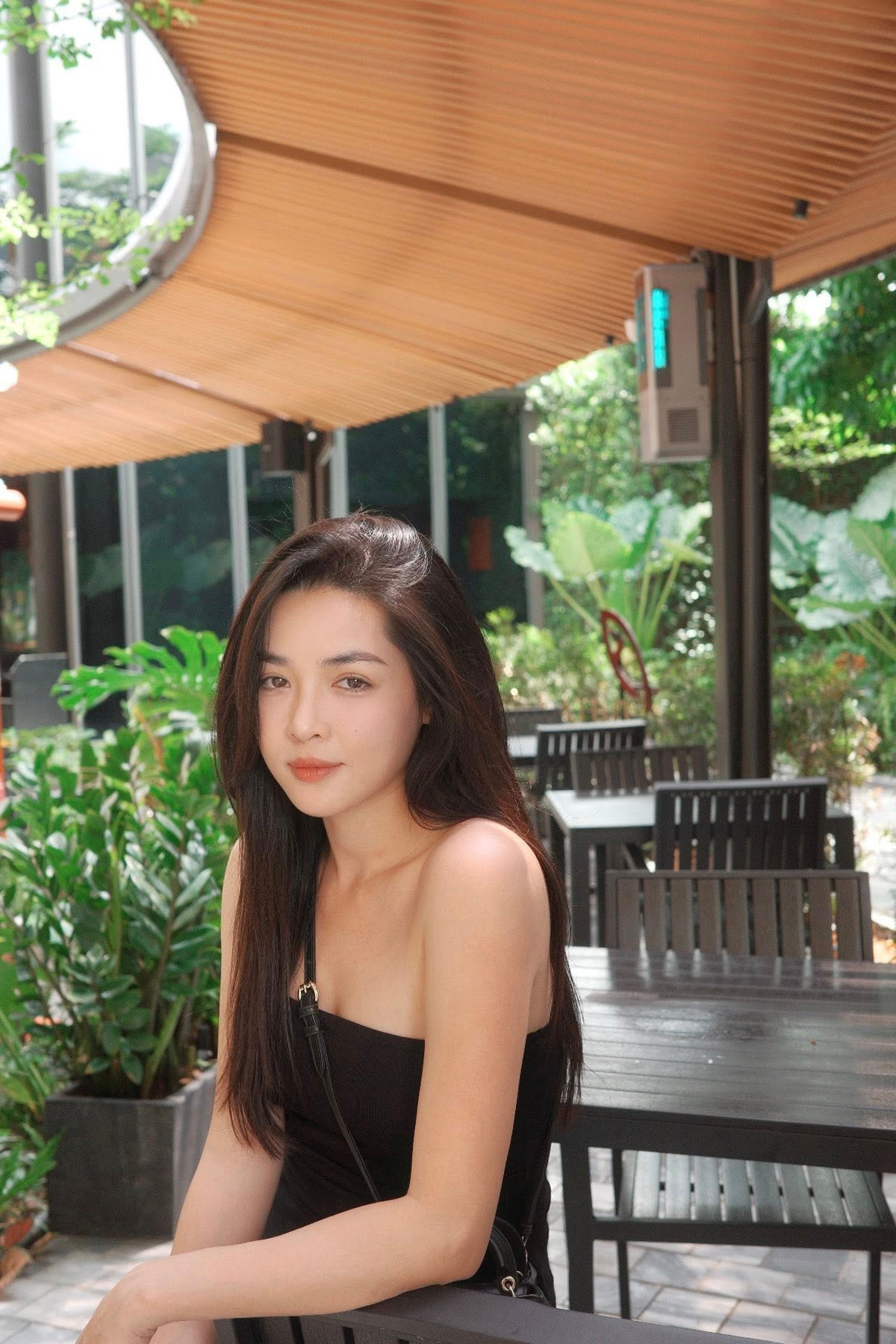 Dù đã trải qua nhiều can thiệp dao kéo trên gương mặt, các đường nét của Thanh Quỳnh vẫn rất tự nhiên, không hề đơ cứng. Gương mặt cô vẫn giữ được sự hài hòa, thanh tú, khó có thể nhận ra dấu vết của phẫu thuật thẩm mỹ. (Ảnh: FBNV)