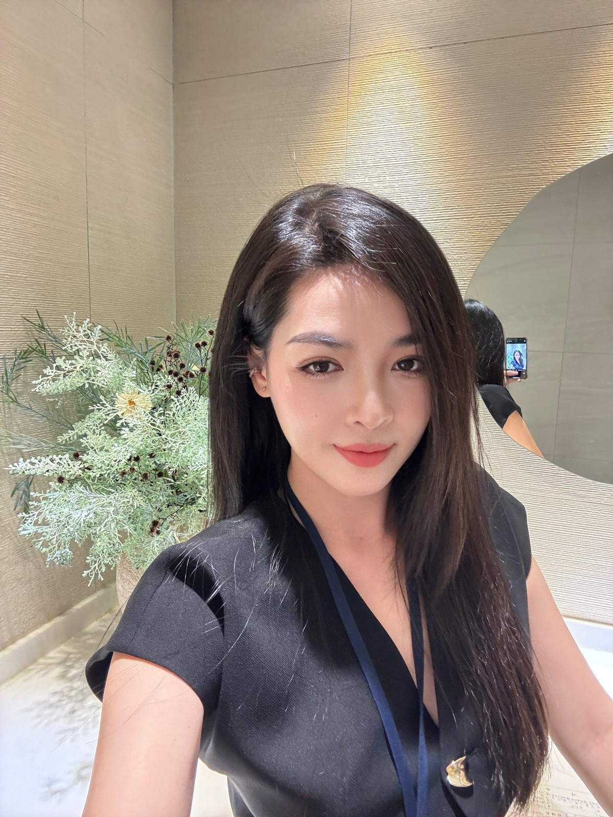 Cô được khen ngợi là một trong những trường hợp giữ được nhan sắc và diện mạo tốt nhất sau phẫu thuật thẩm mỹ toàn bộ gương mặt. (Ảnh: FBNV)