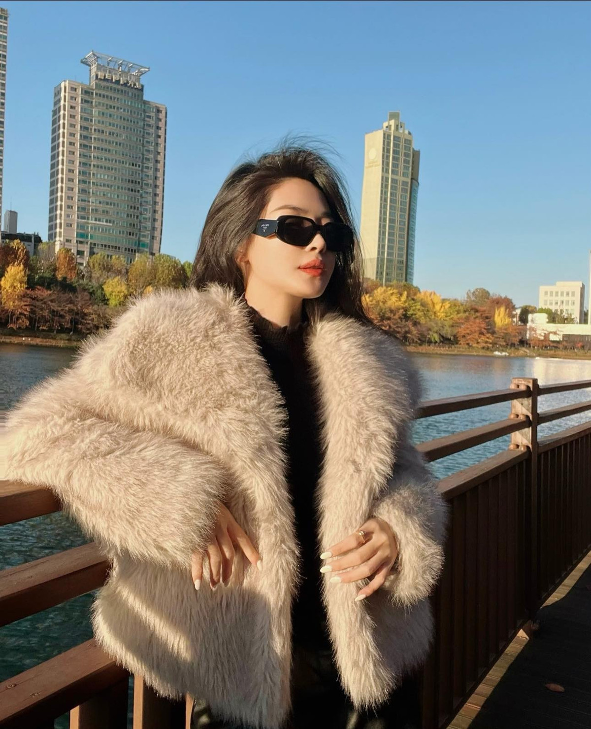 Thanh Quỳnh không ngại thử nghiệm nhiều phong cách thời trang khác nhau, từ nữ tính, quyến rũ đến cá tính, táo bạo, thể hiện sự tự tin và trưởng thành của một người phụ nữ hiện đại. (Ảnh: FBNV)