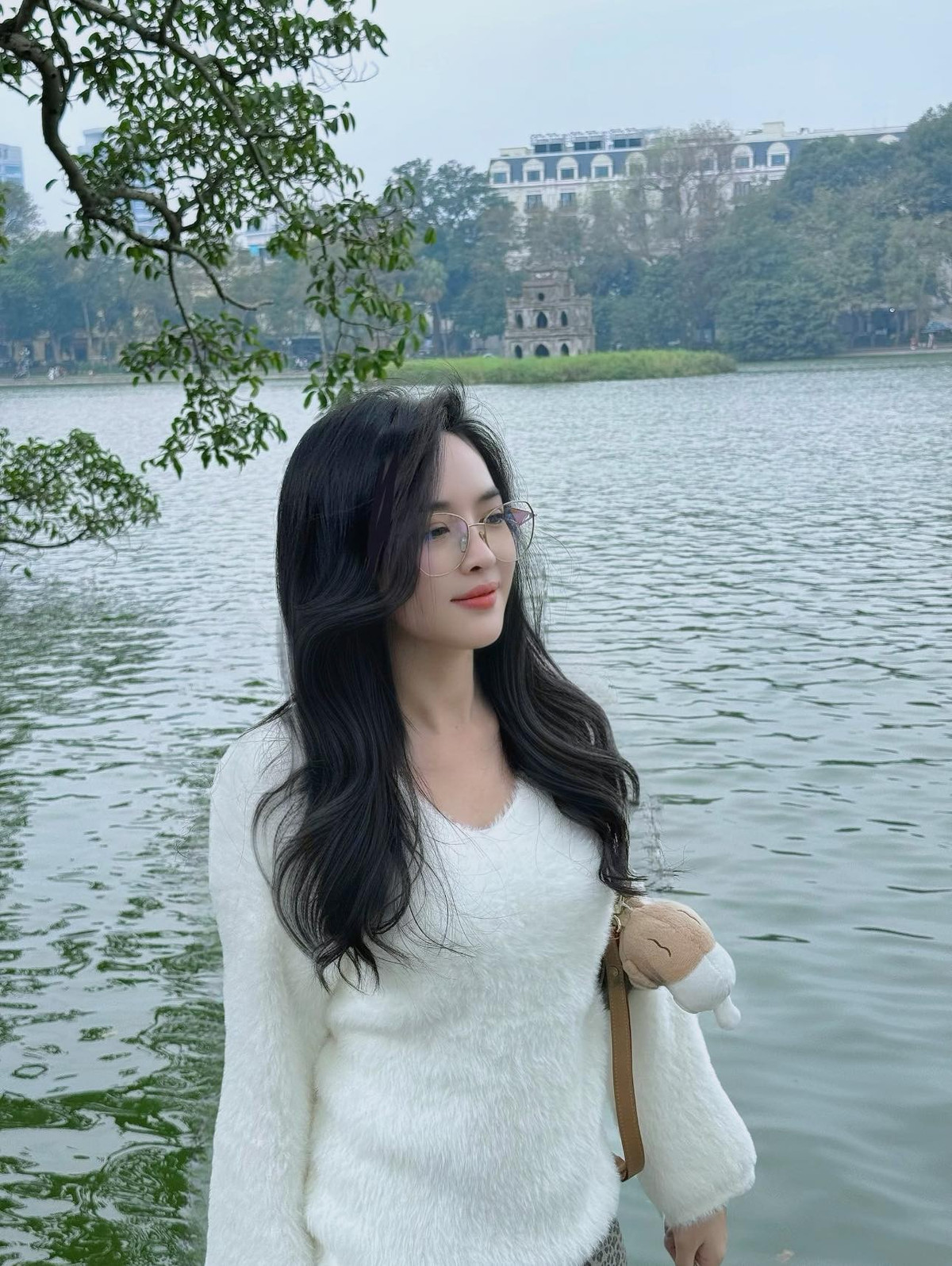 Ngoại hình rạng rỡ giúp cô tự tin hơn, nhận được nhiều lời mời làm mẫu ảnh, quảng cáo, thậm chí thử sức với vai trò MC và tham gia các chương trình truyền hình. Cô cũng thường xuyên tận hưởng những chuyến du lịch đến nhiều địa điểm khác nhau trên thế giới. (Ảnh: FBNV)