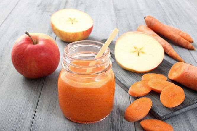 Sự hòa quyện giữa cà rốt chứa beta-carotene, vitamin A, C và táo giàu polyphenol giúp tăng sinh collagen, làm mờ tàn nhang, nám sạm và giảm nếp nhăn. Uống đều đặn giúp da hồng hào, tươi sáng và chống oxy hóa hiệu quả, đồng thời duy trì vẻ trẻ trung, đàn hồi. (Ảnh minh hoạ)