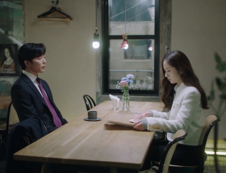 Khi tôi đề nghị ly hôn, anh bắt tôi đưa tiền mới chịu ký đơn. (Ảnh minh họa)