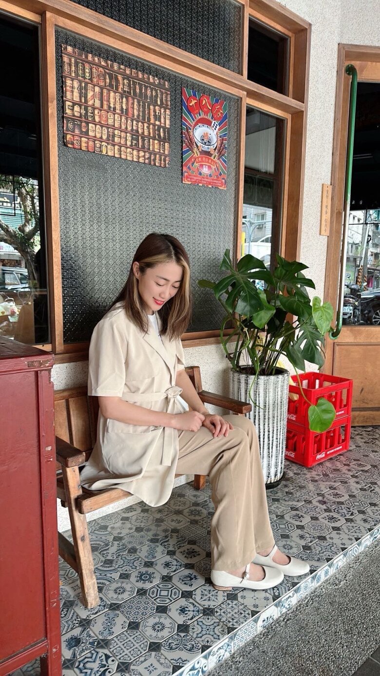 Giày Mary Jane đi cùng quần âu ống rộng tạo nên phong cách thanh lịch pha chút cổ điển, vừa chỉn chu lại vẫn mềm mại, nữ tính.