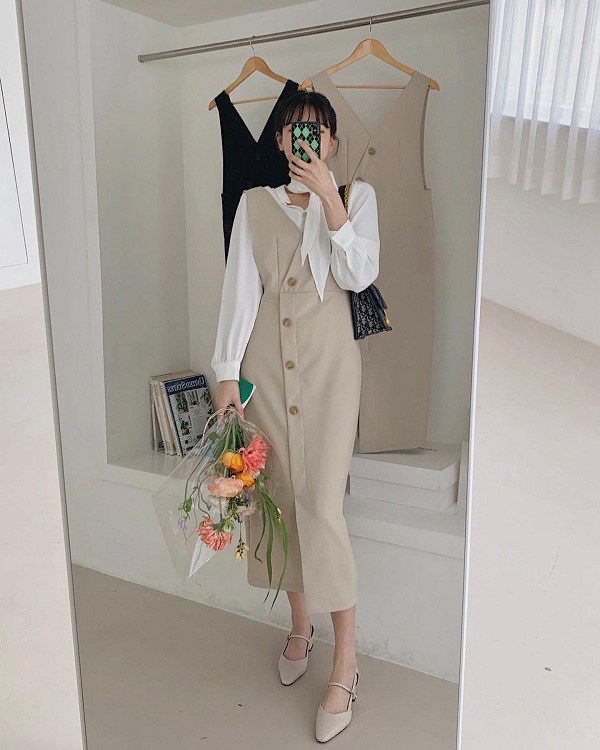 Giày Mary Jane kết hợp cùng chân váy satin dài mang đến vẻ ngoài tinh tế, nhẹ nhàng và đậm chất cổ điển nữ tính.