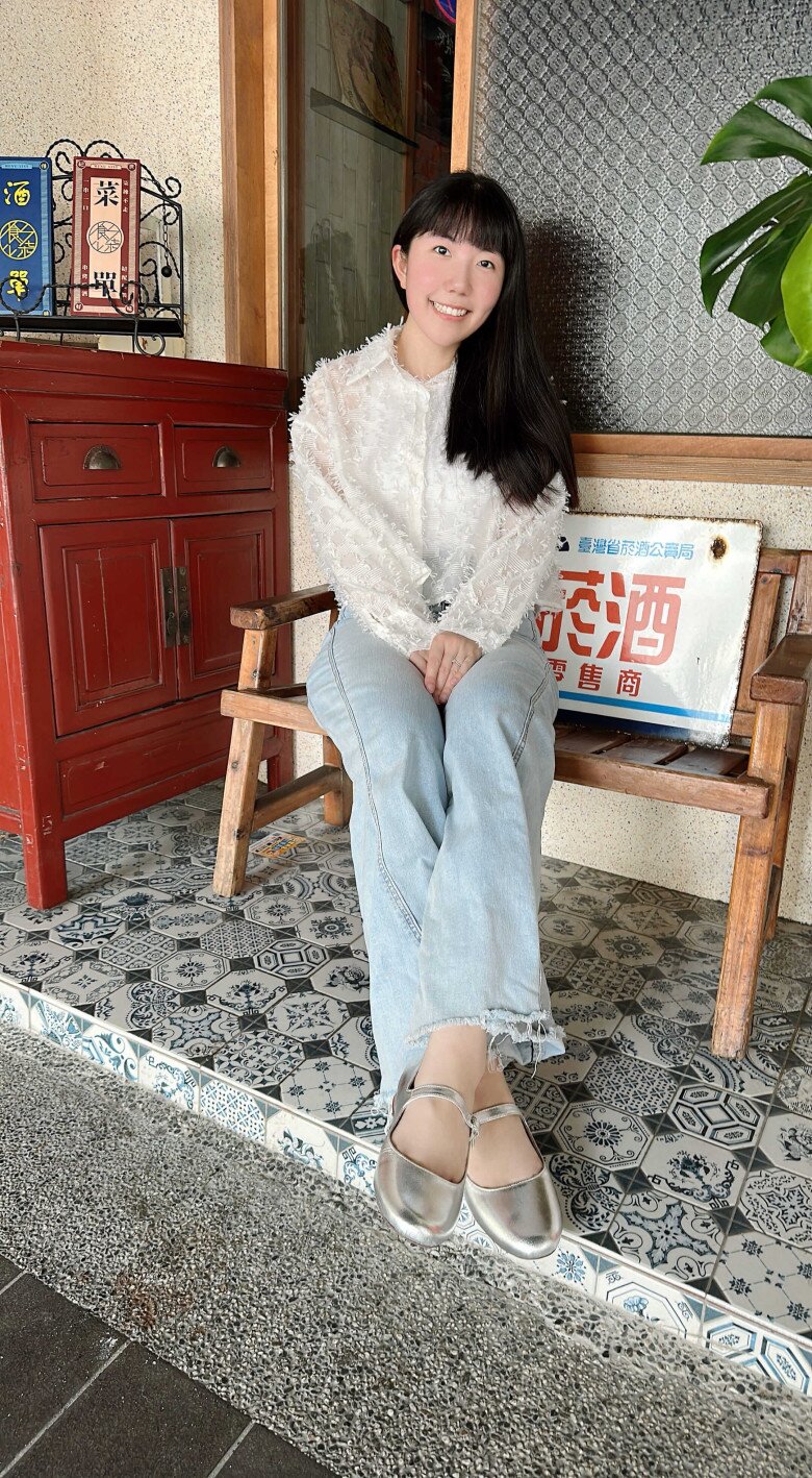 Giày Mary Jane kết hợp cùng quần jeans ống rộng dài ngang mắt cá chân mang đến vẻ cân bằng giữa nét cổ điển nữ tính và sự phóng khoáng hiện đại.