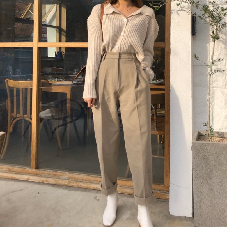 Mặc quần baggy với áo len dệt kim cổ bẻ trông thanh lịch và cổ điển.