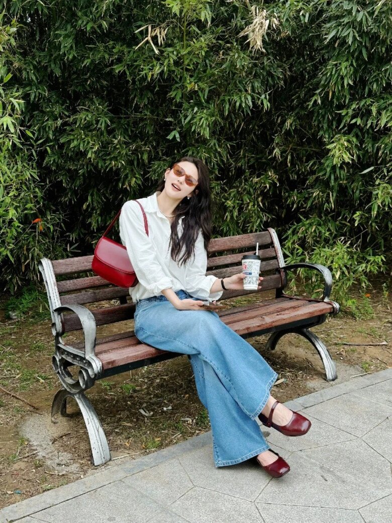 Quần jeans ống rộng vẫn luôn là “item chân ái” của phái đẹp, món đồ có thể đồng hành suốt bốn mùa.