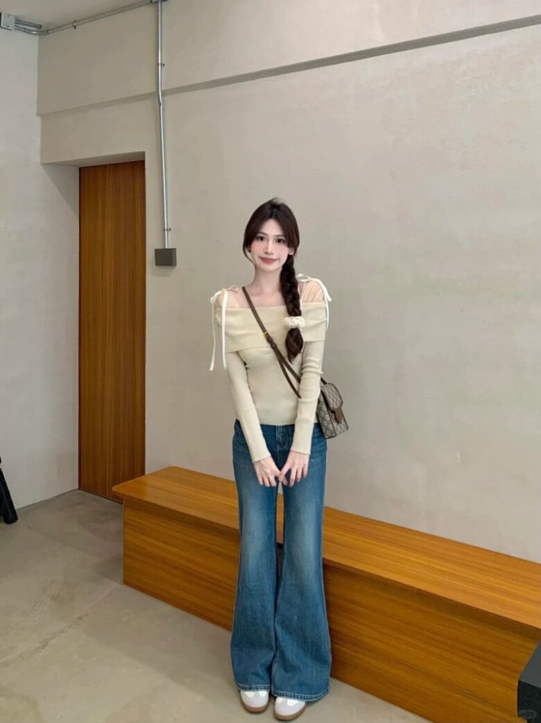 Quần jeans ống loe mang đến vẻ nữ tính xen lẫn chút cổ điển, dễ dàng kết hợp với nhiều kiểu áo khác nhau.