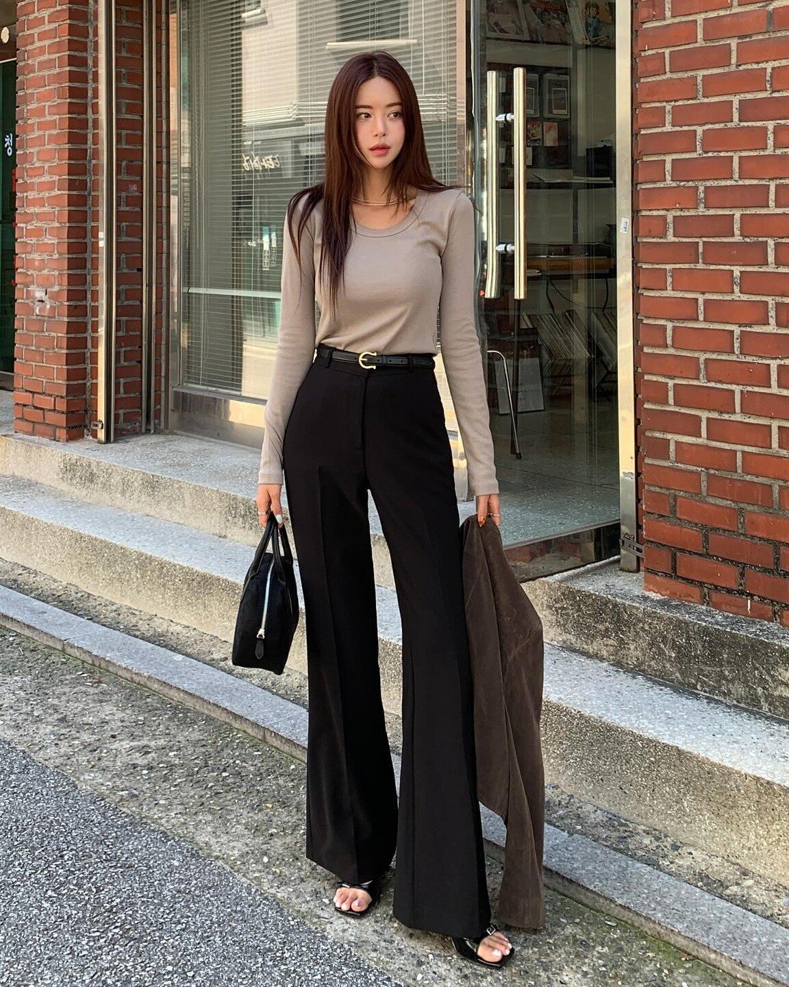 amp;#34;Bỏ túiamp;#34; 4 cách mặc quần đen sang - xịn - mịn vào mùa lạnh, gái xinh bỏ lỡ chỉ có tiếc - 2