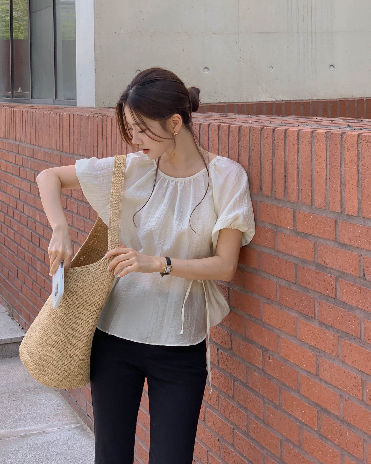 Áo blouse và quần đen là combo sang – xịn – mịn đúng nghĩa. Chi tiết bèo, nơ hay cổ chữ V giúp tôn nét nữ tính. Phối cùng giày cao gót và phụ kiện ngọc trai, nàng sẽ hóa quý cô hiện đại, giản dị mà khí chất ngút ngàn.