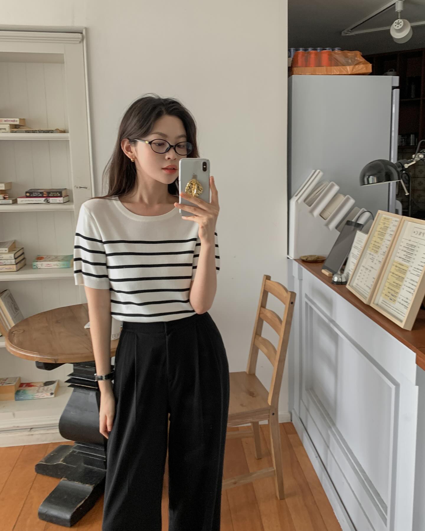 Áo thun phối quần đen tạo hiệu ứng trẻ trung, năng động mà vẫn giữ nét tinh tế. Chọn áo trơn hoặc graphic, sơ vin nhẹ và thêm blazer là đã có outfit vừa phóng khoáng vừa sành điệu. Càng đơn giản, tổng thể càng “chanh sả” và cuốn hút.