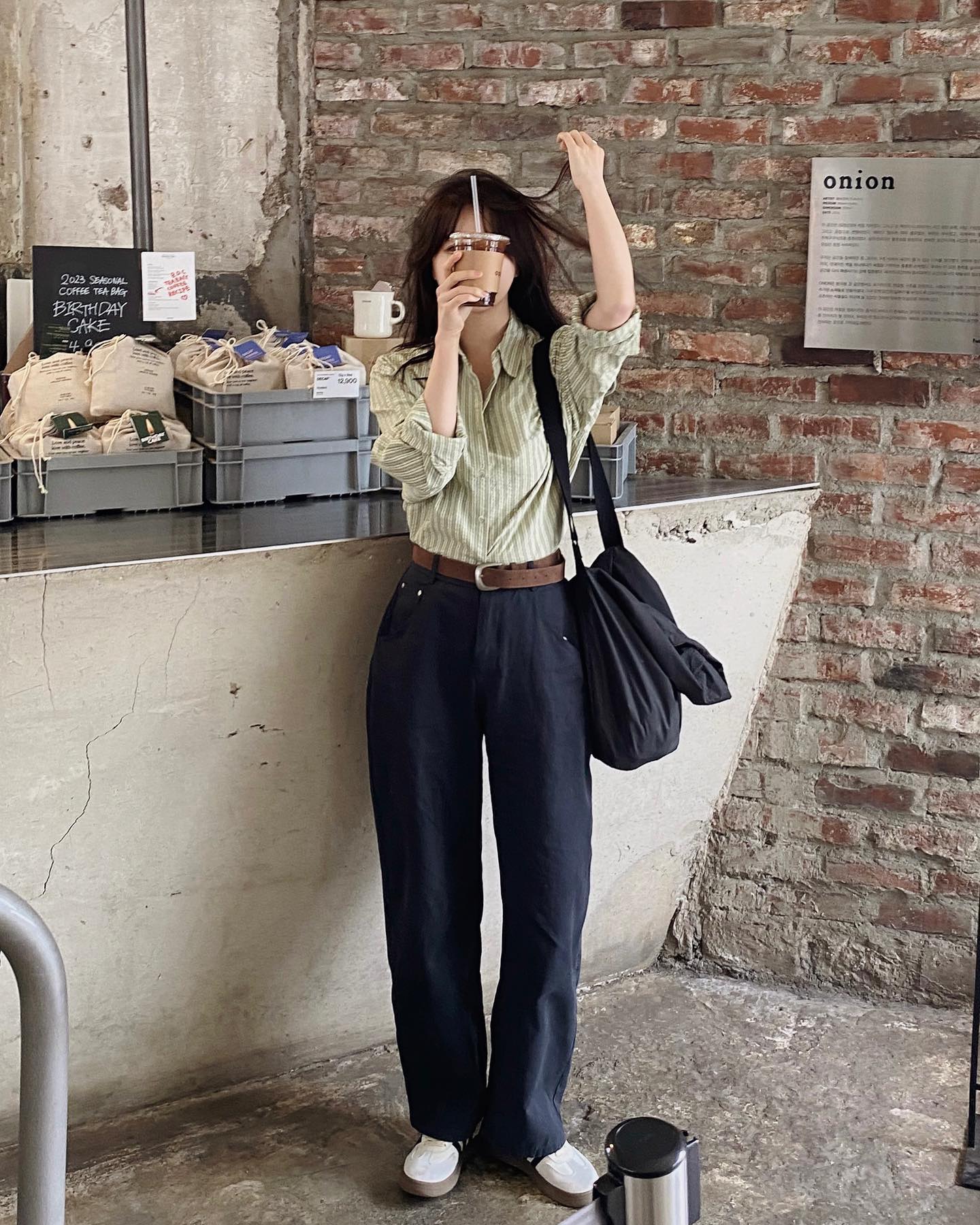 amp;#34;Bỏ túiamp;#34; 4 cách mặc quần đen sang - xịn - mịn vào mùa lạnh, gái xinh bỏ lỡ chỉ có tiếc - 6