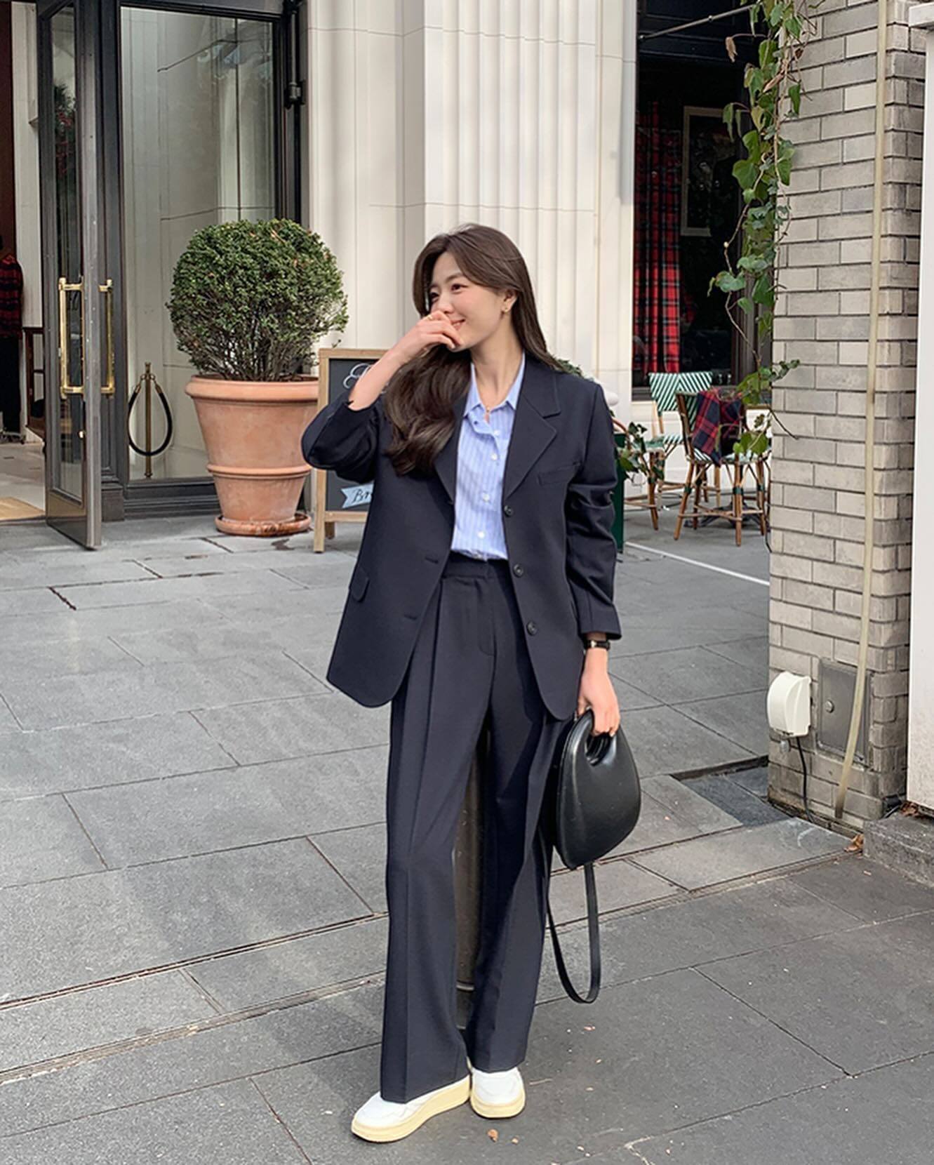 Sơ mi và quần đen là combo “bất bại” giúp nàng trông chuyên nghiệp và thời thượng. Sơ mi trắng hay pastel đều hợp, chỉ cần mở nhẹ vài khuy cổ và thêm blazer trung tính, bạn đã hóa quý cô thanh lịch, sang chảnh giữa mùa lạnh.