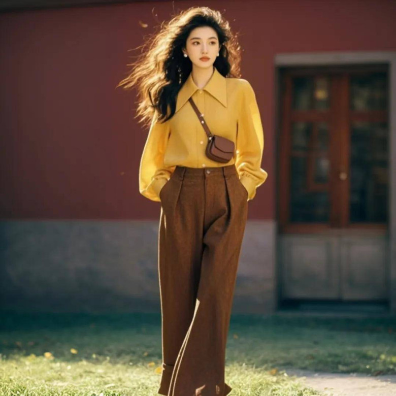 Áo sơ mi vàng nghệ phối cùng quần nâu ấm tạo nên bảng màu cổ điển, mang đậm tinh thần Parisienne trong những ngày nắng thu.