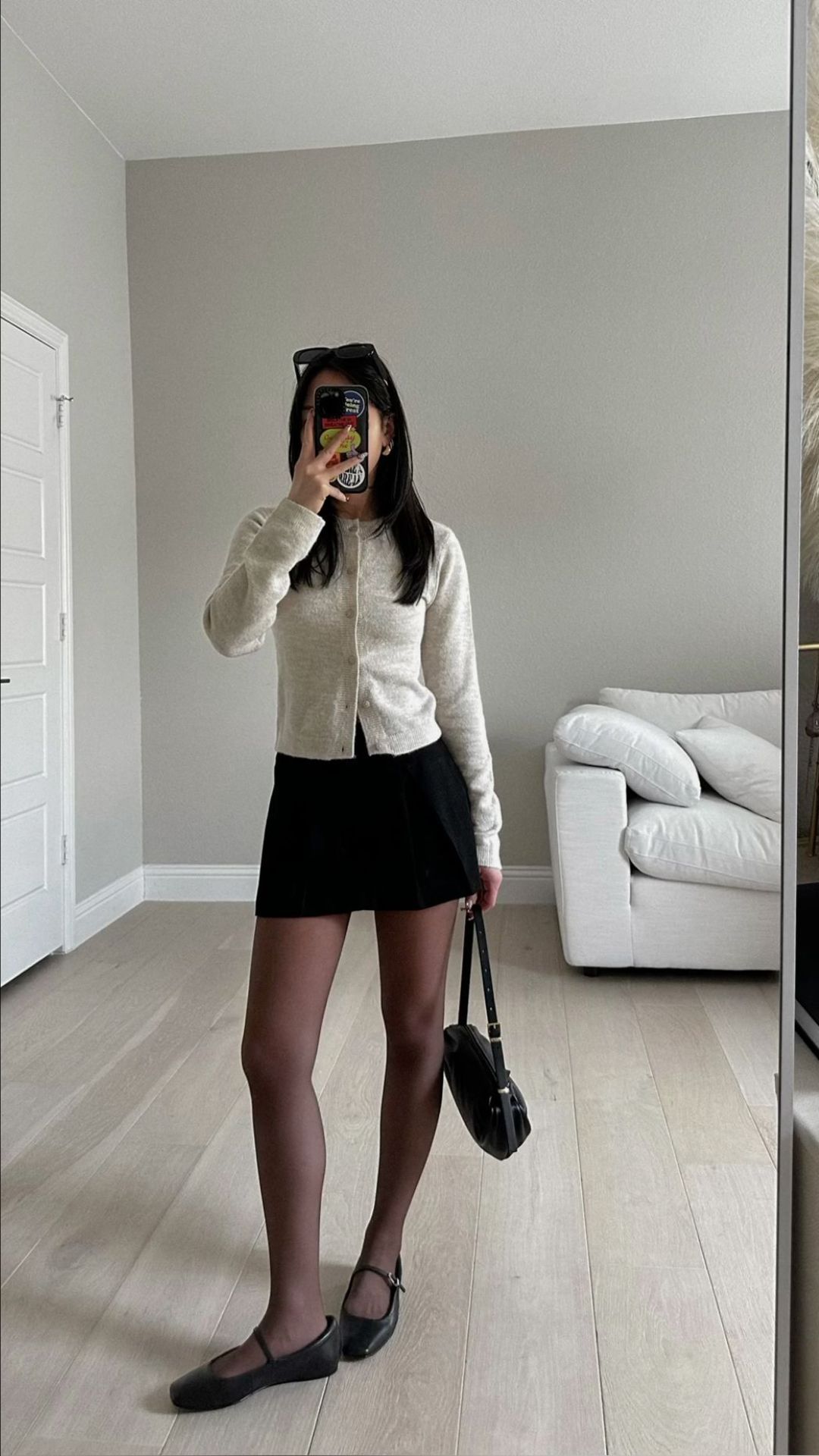 Giày búp bê mang đến cảm giác nhẹ nhàng, tinh tế mà vẫn nữ tính tuyệt đối. Với thiết kế đơn giản, mũi tròn hoặc đính nơ nhỏ, đôi giày này giúp đôi chân thon gọn hơn. Dù phối cùng váy dài hay quần jeans, nàng vẫn có thể toát lên vẻ ngọt ngào, thanh lịch.