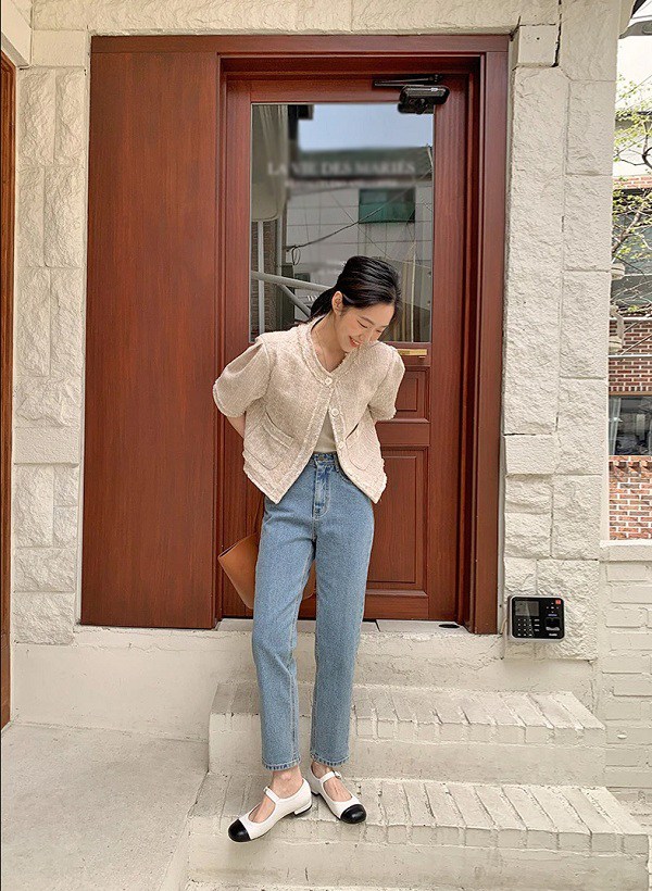Mary Jane là biểu tượng của sự cổ điển pha chút hiện đại. Quai ngang đặc trưng giúp giữ form chân và tôn nét duyên dáng. Chọn tone đen hoặc nâu, phối cùng váy midi và tất mỏng, nàng sẽ có ngay outfit vintage ngọt ngào chuẩn gái Pháp chính hiệu.