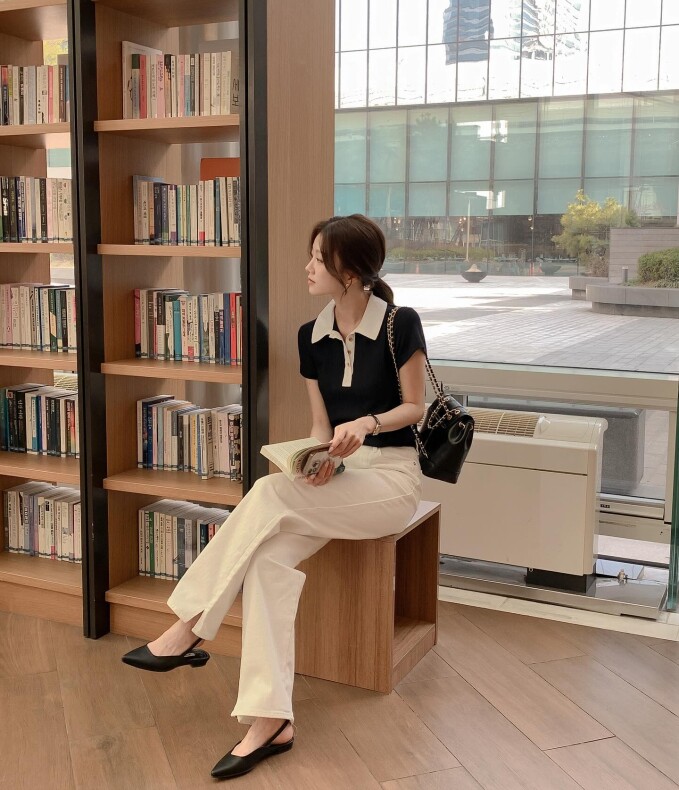 Slingback gót thấp là lựa chọn “an toàn mà đắt giá”. Quai hở gót tạo cảm giác thanh thoát, phần gót nhỏ giúp dễ di chuyển cả ngày dài. Kiểu giày này đặc biệt hợp với dân công sở – vừa tinh tế, vừa giữ được nét mềm mại đặc trưng của phái đẹp.