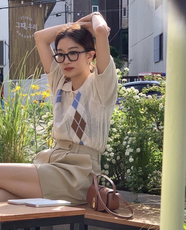 Áo len cộc tay không hề chán như bạn nghĩ: Chỉ cần phối đúng 5 kiểu này là sang xịn mịn suốt mùa Thu - Đông 2025 - 19