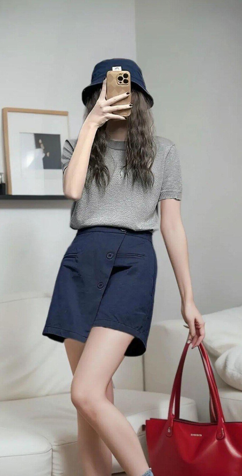 Phối áo len cộc tay cùng quần short dạ hoặc da, thêm boots cao cổ là “auto đẹp”. Set đồ vừa năng động, vừa khoe được đôi chân thon gợi cảm. Khoác ngoài áo da hoặc blazer dáng rộng, bạn sẽ có outfit đúng chất “street chic” chuẩn gái Hàn mùa lạnh.