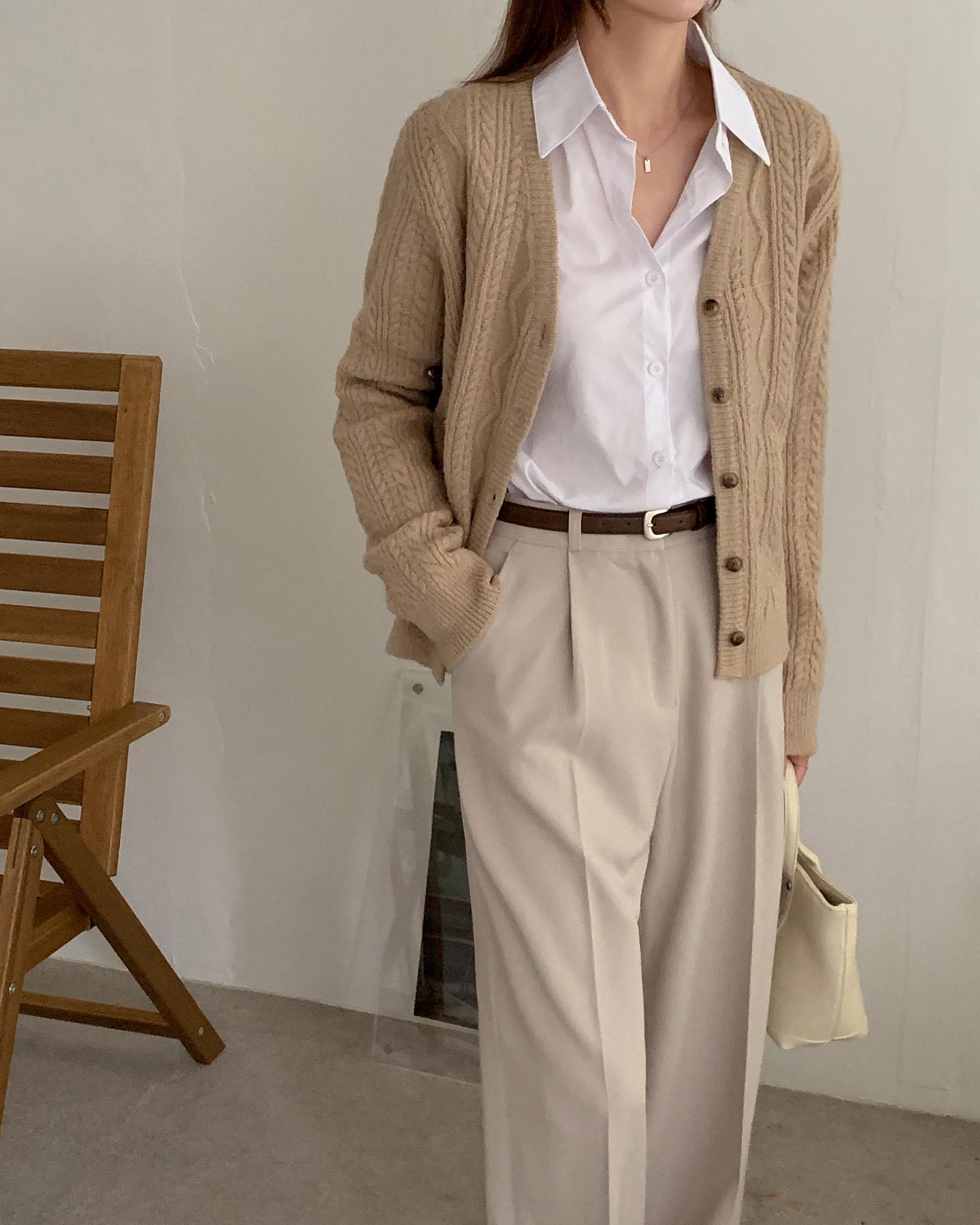 4 cách diện áo khoác cardigan giúp bạn vừa thanh lịch, thời thượng mà không tốn thời gian chuẩn bị - 5